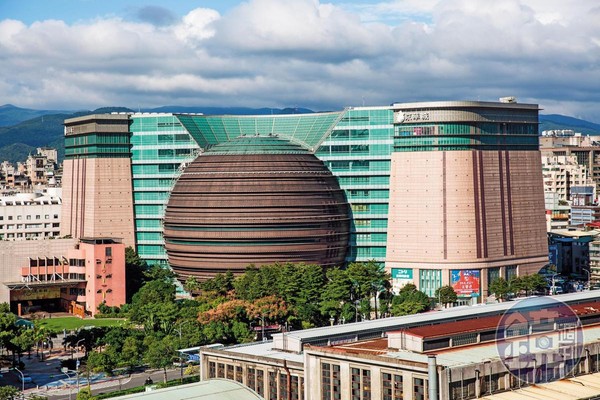 京華城斥資240億元打造，號稱全世界最大的球體建築商場，將以342億元公開標售，確定年底熄燈。