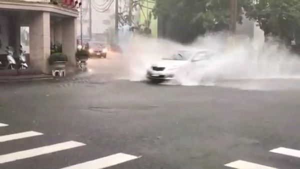 ▲宜蘭市代表會前的污水下水道工程惹禍，造成周圍路面下陷遇雨積水。（圖／縣議員林麗提供）