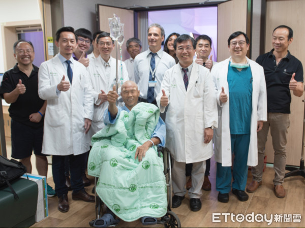 ▲簽名手抖被當賊　神波刀讓他從狂草變正楷。（圖／中國附醫提供）