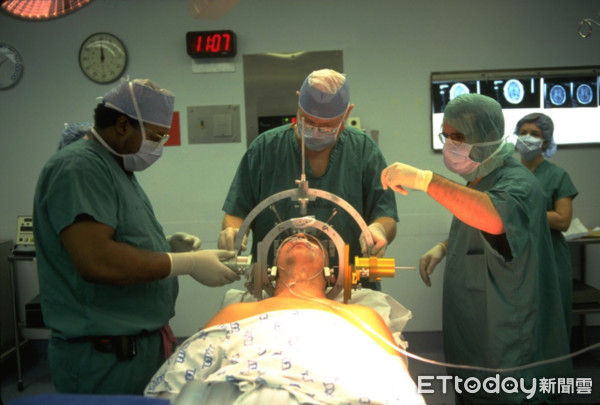 ▲簽名手抖被當賊　神波刀讓他從狂草變正楷。（圖／中國附醫提供）