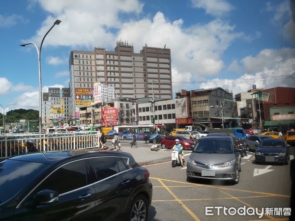 ▲▼國道3號汐止段車禍，連帶影響大同路、新台五路車流回堵，塞車進3小時。（圖／民眾提供）