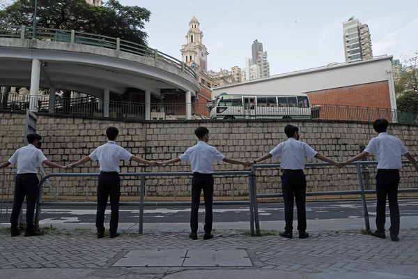 ▲▼香港中學學生9日就已築過人鏈。（圖／達志影像／美聯社）