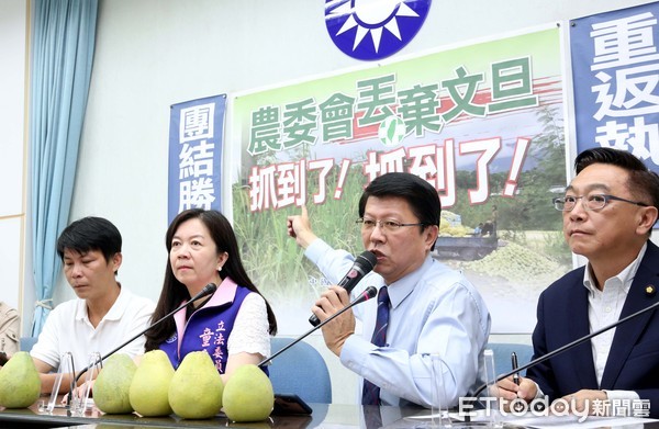 ▲▼國民黨團副書記長童惠珍、台南市議員謝龍介、農民林佳新召開「農委會丟棄文旦抓到了！抓到了！」記者會 現場播放大批文旦被丟棄埤塘影片。（圖／記者屠惠剛攝）