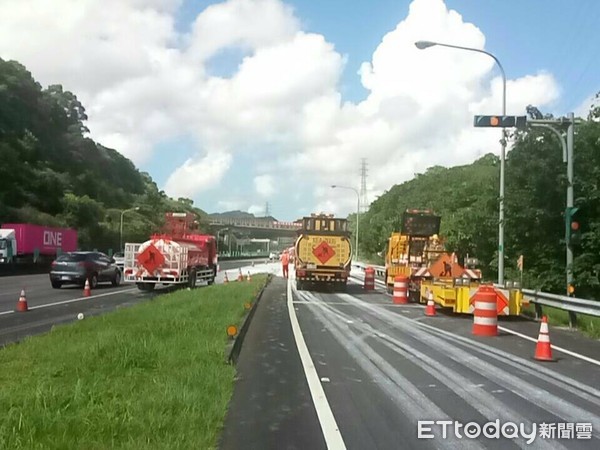 ▲▼國道3號貨車撞燈桿，石灰撒滿地，汐止大塞車。（圖／國道警察局提供）