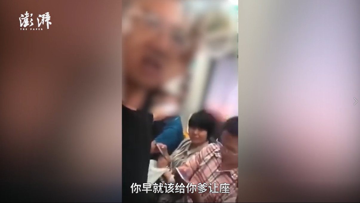 ▲一名男子在北京地鐵上要求其他人讓座。（圖／翻攝自《澎湃新聞》）