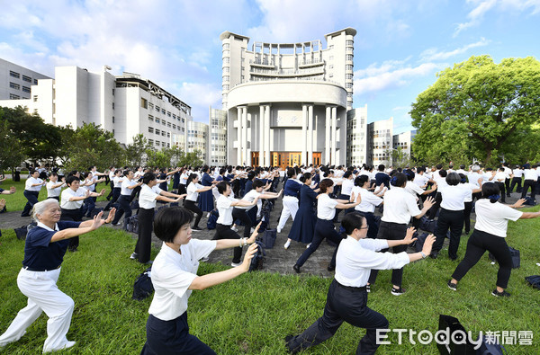 ▲▼2019年9月12日清晨，在「醫界葉問」何宗融醫師「柔中帶剛、剛中有柔」的律動起落帶動下，24個國家地區約近500位到花蓮參加國際慈濟人醫年會醫護學員，用練習太極八式的方式醒身與醒腦，感受到不一樣的暖身與暖心操。。（圖／慈濟基金會提供）