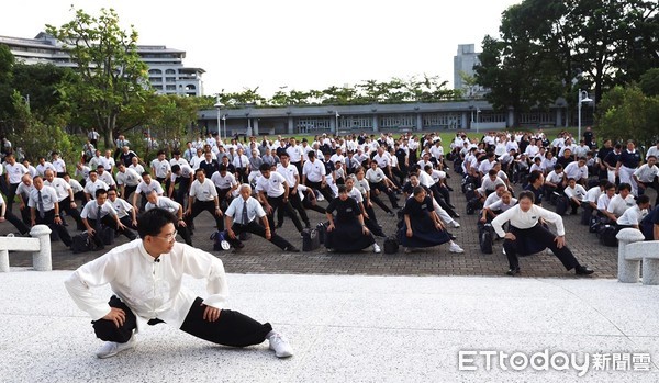 ▲▼2019年9月12日清晨，在「醫界葉問」何宗融醫師「柔中帶剛、剛中有柔」的律動起落帶動下，24個國家地區約近500位到花蓮參加國際慈濟人醫年會醫護學員，用練習太極八式的方式醒身與醒腦，感受到不一樣的暖身與暖心操。。（圖／慈濟基金會提供）