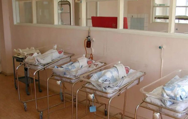 ▲烏茲別克母親因為女嬰出生有殘缺直接從窗戶丟出。（圖／翻攝自vk）