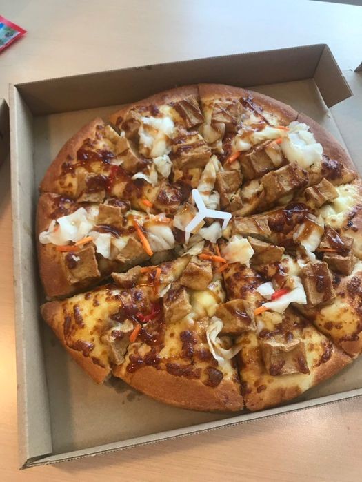 ▲▼女網友分享試吃新推出的披薩心得,黃金臭豆腐披薩。（圖／翻攝Dcard）