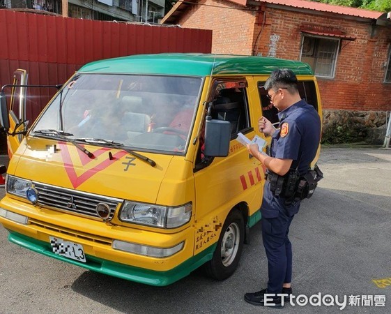 ▲▼新北警進行學幼童車擴大稽查。（圖／記者陳豐德翻攝）