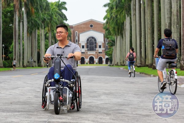 一場車禍讓佛洛阿水的人生進度落後，但他靠投資找回選擇權，今年重回台大校園攻讀博士班。