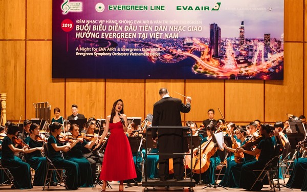 ▲▼ 被稱為「越南蔡依林」的越南知名女歌手，同時也是長榮航空越南代言人東兒（Dong Nhi）與長榮交響樂團合作，古典與流行音樂的結合令現場觀眾驚艷。（圖／長榮交響樂團提供）