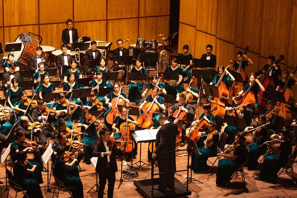 ▲▼台灣年輕小提琴家林品任與長榮交響樂團於胡志明市大劇院帶來炫技的演出。（圖／長榮交響樂團提供）