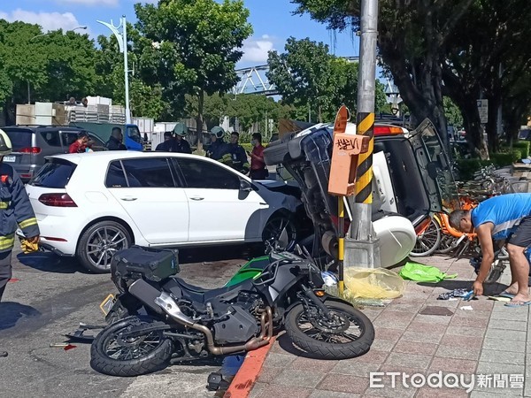 ▲▼北市2車發生嚴重車禍，波及一旁重機造成2名民眾卡車底。（圖／記者邱中岳翻攝）