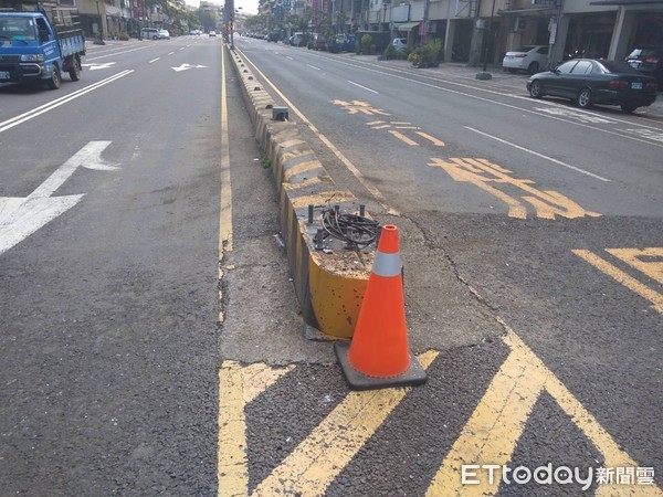 ▲台南市南區中華南路與濱南路口，發生一起曳引車撞斷路口號誌桿，造成上有路名標示牌的號誌桿倒在馬路上妨礙交通。（圖／記者林悅翻攝，下同）