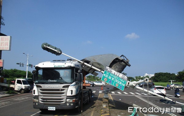 ▲台南市南區中華南路與濱南路口，發生一起曳引車撞斷路口號誌桿，造成上有路名標示牌的號誌桿倒在馬路上妨礙交通。（圖／記者林悅翻攝，下同）