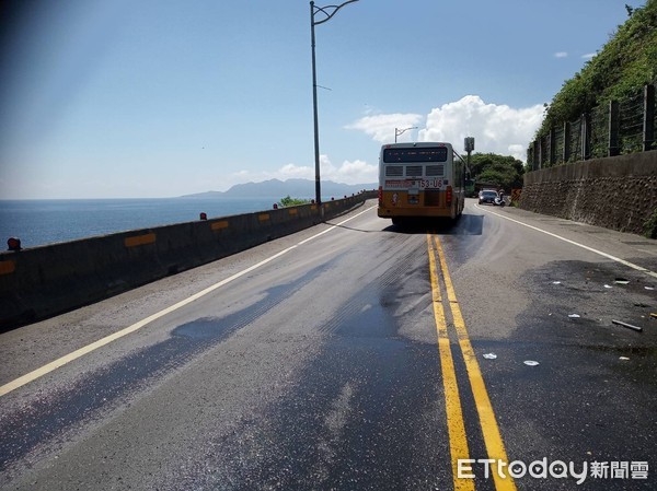 ▲▼台2線濱海公路化學大貨車翻覆釀2傷。（圖／記者郭世賢翻攝）