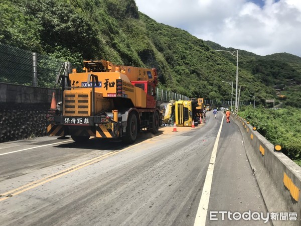 ▲▼台2線濱海公路化學大貨車翻覆釀2傷。（圖／記者郭世賢翻攝）