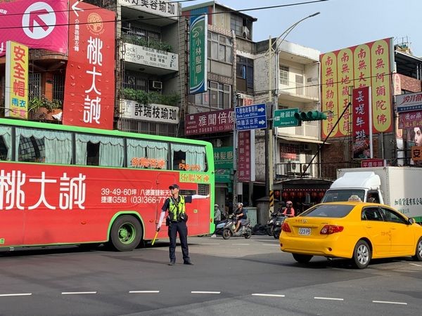 ▲桃園地景節人潮踴躍，八德警分局籲請民眾多利用接駁車。（圖／八德警分局提供）