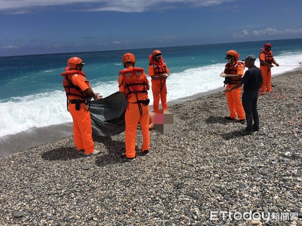 ▲▼海巡人員下海在離岸5公尺處海面將男性大體拖拉上岸。（圖／第一二海巡提供，下同）