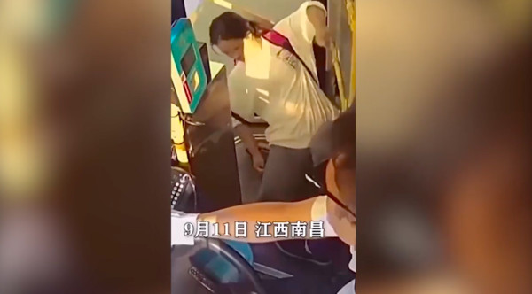 ▲影／女乘客公車上暈倒　其他人大喊：先送醫「上班不重要！」。（圖／翻攝微博）