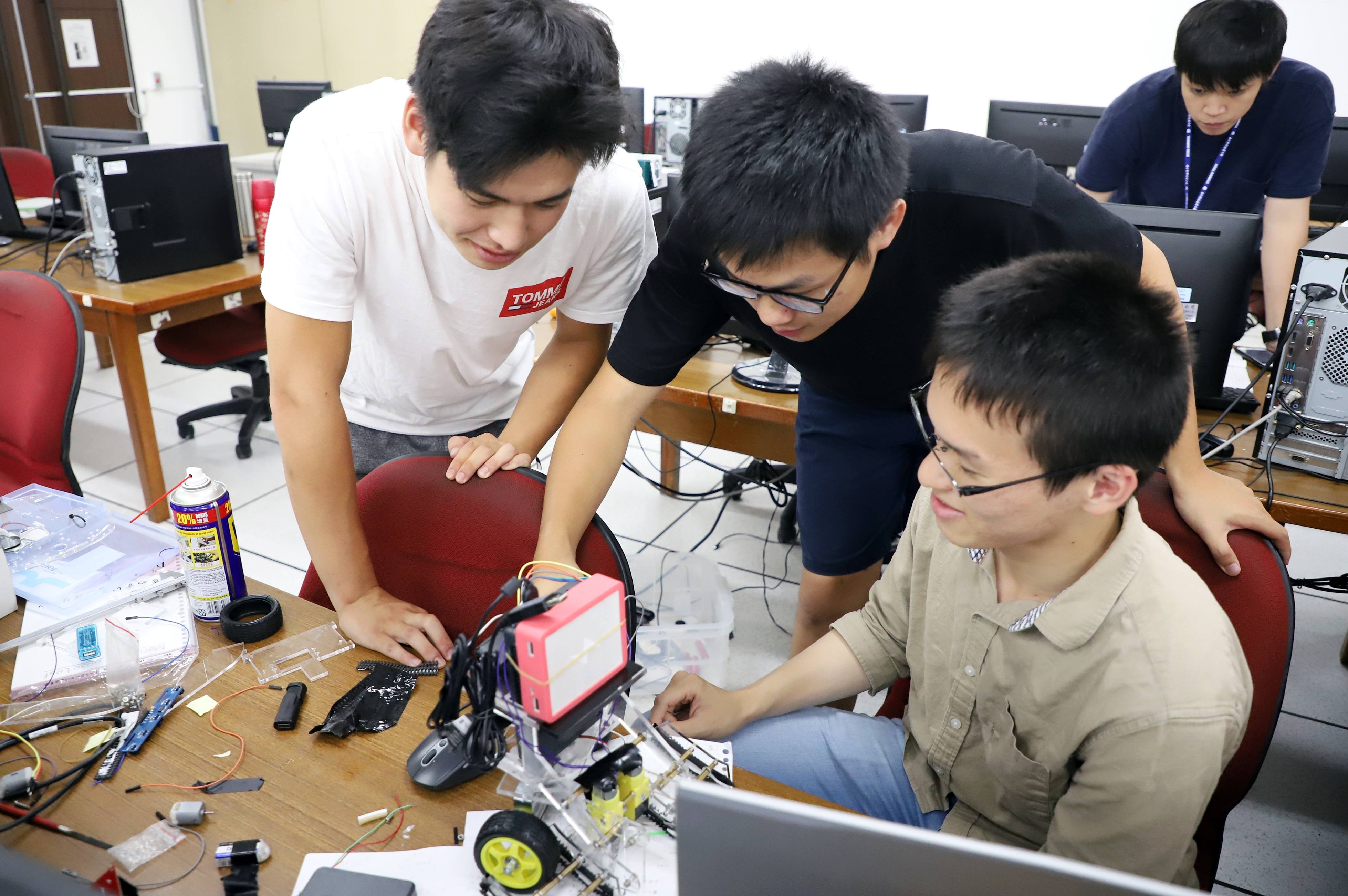▲▼台科大與日本學生合力打造「推車機器人」     。（圖／台灣科技大學提供）