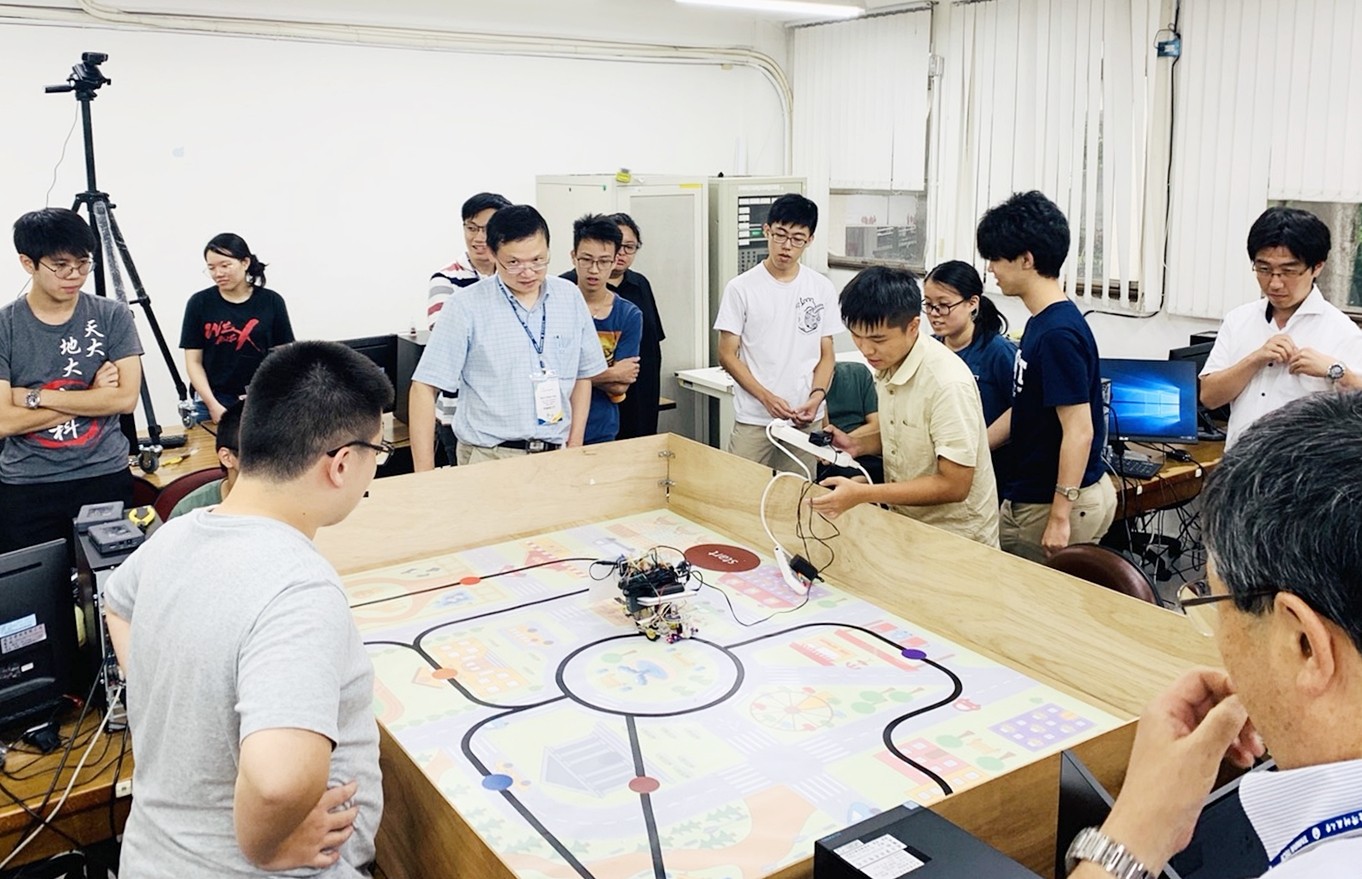 ▲▼台科大與日本學生合力打造「推車機器人」     。（圖／台灣科技大學提供）