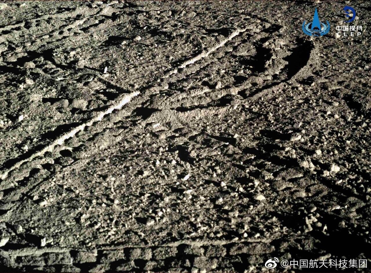 ▲「嫦娥四號」著陸器和「玉兔二號」月球車在月球上畫的「月餅」。（圖／翻攝自微博／中國航天科技集團）