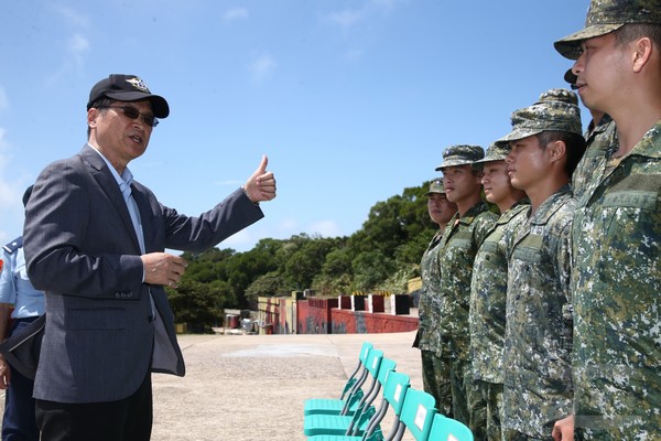 國防部長嚴德發慰勉東引、高登官兵，肯定戮力戰訓成效。（軍聞社記者李一豪攝）