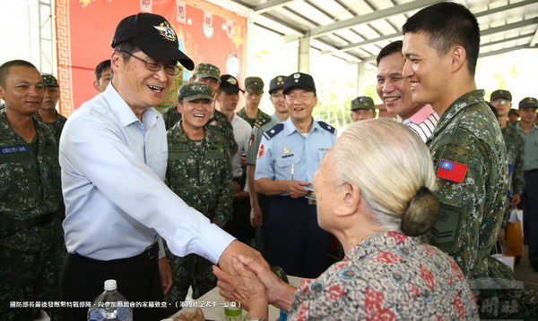 國防部長嚴德發慰勉特戰部隊，向參加懇親會的家屬致意。（軍聞社記者李一豪攝）