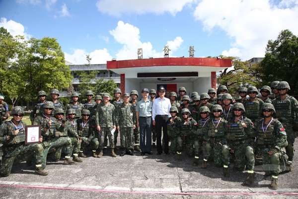 嚴德發部長主持特戰部隊應用射擊競賽決賽，親自為冠軍隊伍頒獎。（軍聞社記者李一豪攝）