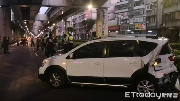 ▲▼兩車追逐。（圖／記者陳雕文翻攝）