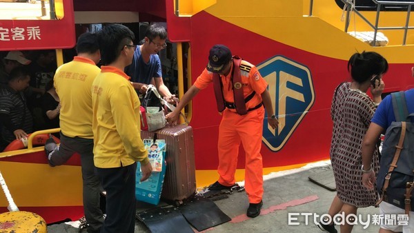 ▲中秋節連假，往返屏東縣東港及小琉球間的返鄉遊子及旅客數量暴增，海巡增派人力服務            。（圖／記者陳崑福翻攝）