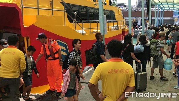 ▲中秋節連假，往返屏東縣東港及小琉球間的返鄉遊子及旅客數量暴增，海巡增派人力服務            。（圖／記者陳崑福翻攝）