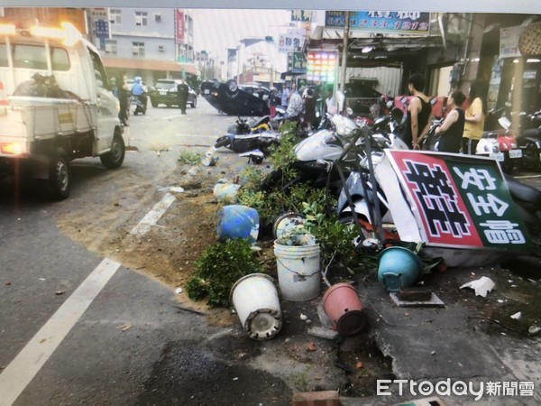 ▲24歲楊姓男子涉嫌酒後精神不濟，人車失控擦撞停放於路旁之自小貨車1輛及重機車等15部，共計16輛車輛受損，另波及3間店家受損。（圖／記者林悅翻攝，下同）