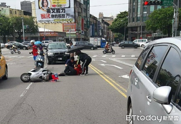 ▲▼國旗裝韓粉緊追鐵人行程，擦撞偵防車倒地。（圖／民眾提供）