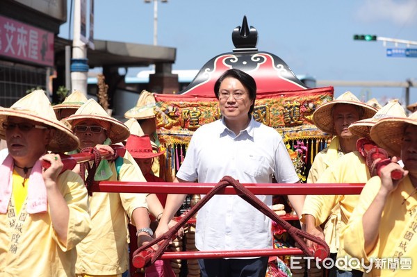 ▲ 雞籠城隍文化祭日巡遶境熱鬧登場 林右昌扶轎祈求城隍爺護佑眾民。（圖／基隆市政府提供）