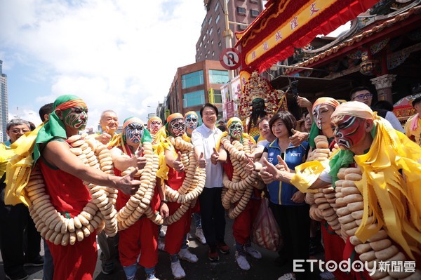 ▲ 雞籠城隍文化祭日巡遶境熱鬧登場 林右昌扶轎祈求城隍爺護佑眾民。（圖／基隆市政府提供）