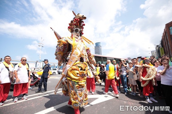 ▲ 雞籠城隍文化祭日巡遶境熱鬧登場 林右昌扶轎祈求城隍爺護佑眾民。（圖／基隆市政府提供）