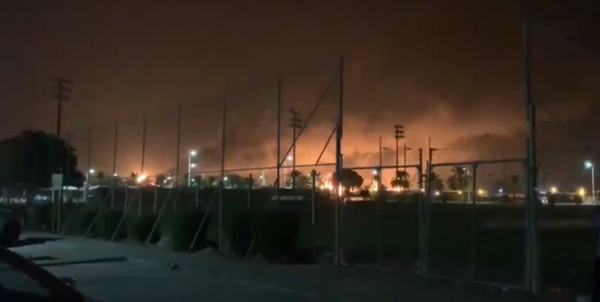▲▼沙烏地阿拉伯「全球最大煉油廠」遭無人機攻擊，火光衝天。（圖／翻攝自Ahmad Algohbary twitter）