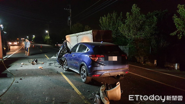 ▲台南市七股區竹橋里竹橋10號前發生自小客車與貨車重大車禍，消防人員現場救出3名傷者，其中1人送佳里奇美醫院急救傷重不治，另2人送醫治療。（圖／記者林悅翻攝，下同）