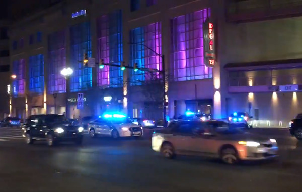 ▲▼ 美國維吉尼亞州北部Ballston Quarter購物中心傳出疑似有槍案發生，警方趕抵現場。（圖／翻攝自推特@JasonSurbey）