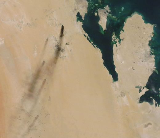 ▲▼ 沙烏地阿拉伯國家石油公司2處煉油廠遭無人機攻擊，引發火勢冒濃煙，NASA釋出最新衛星影像。（圖／達志影像／美聯社）