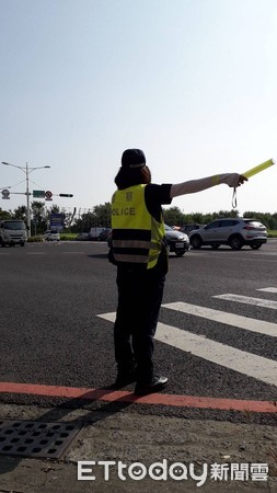 ▲台南市警六分局針對易擁塞路段加強疏導，並利用通訊軟體等科技，隨時掌握車流消長態勢，彈性調配警力，讓民眾中秋假期行車順暢。（圖／記者林悅翻攝，下同）