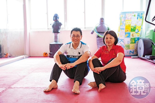 921震災後，教練廖德蘭（右）和黃泰吉（左）自台中遷居南投，20年來與學生們同吃同住，生活簡樸。