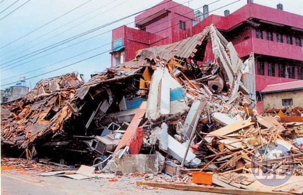 中寮鄉可說全台最窮的平地鄉鎮之一，921地震造成嚴重打擊，房屋全倒、半倒戶數占全鄉82.6%，死亡人數178人，傷亡比例亦是全台第一。（龍眼林福利協會提供）