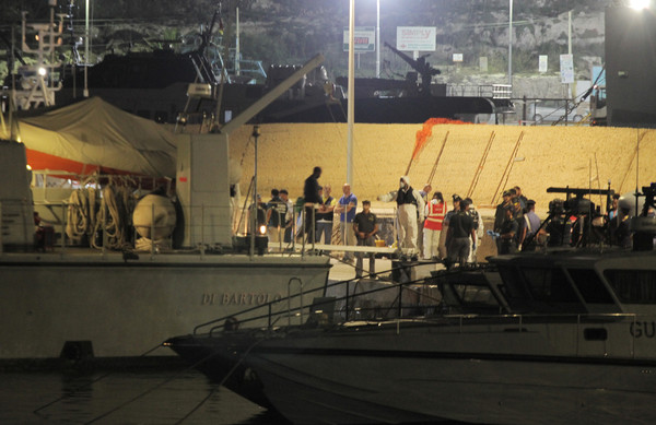 ▲82位難民搭乘海洋維京號停靠在義大利的蘭姆培杜莎島（圖／路透）
