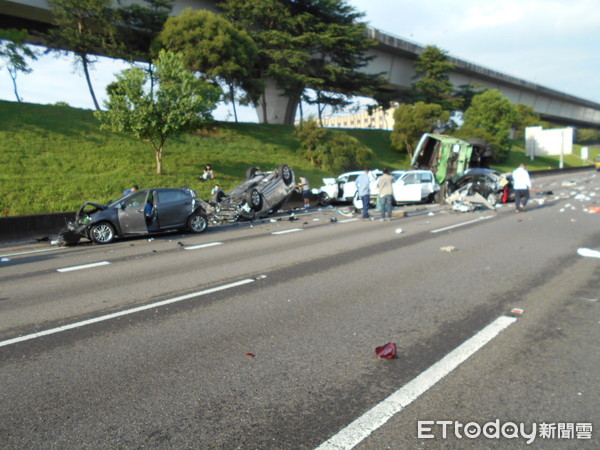 ▲▼大貨車連環撞後翻覆，8部車被撞成廢鐵，8人奇蹟僅受到輕傷             。（圖／記者陳以昇翻攝）