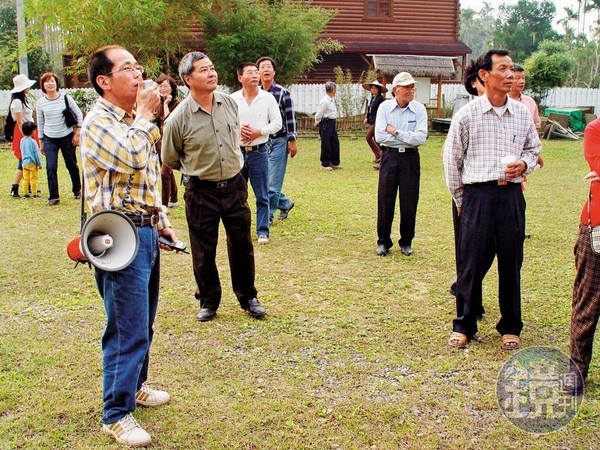 張伯志（左1）在內湖社區為參訪團體導覽，交流社區營造經驗。（張伯志提供）