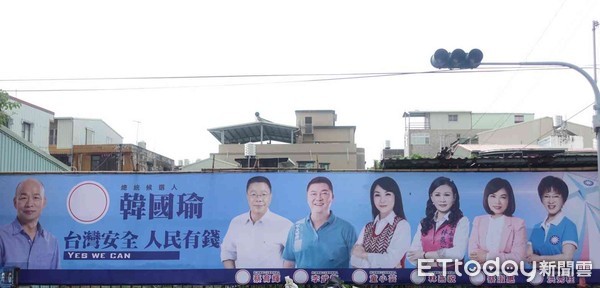 ▲台南市第4選區國民黨立委參選人林燕祝，於永康地區的競選總部設置完成，現場也掛起了韓國瑜總統與台南市全部6個選區立委參選人宣傳帆布。（圖／記者林悅翻攝，下同）